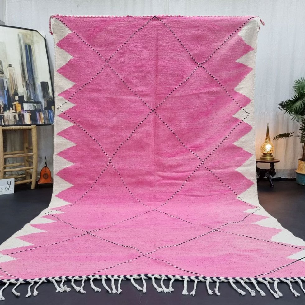 Różowy marokański dywan kilim