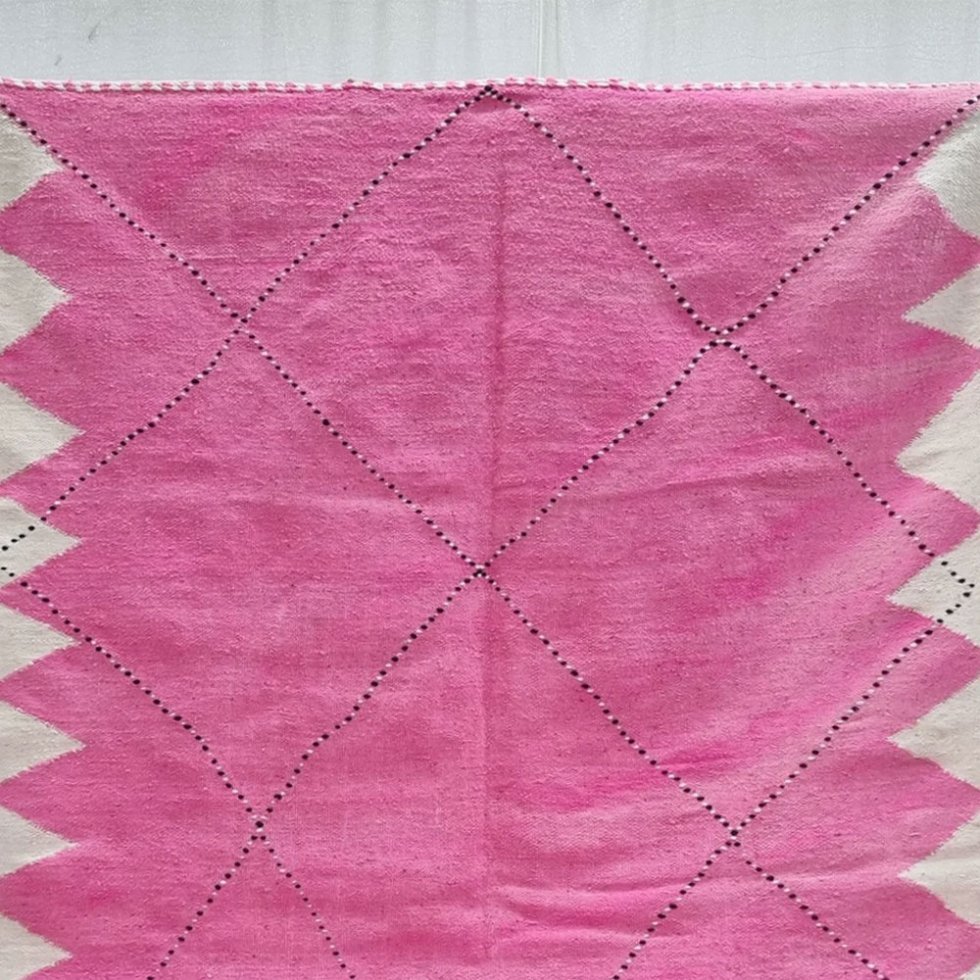Różowy marokański dywan kilim