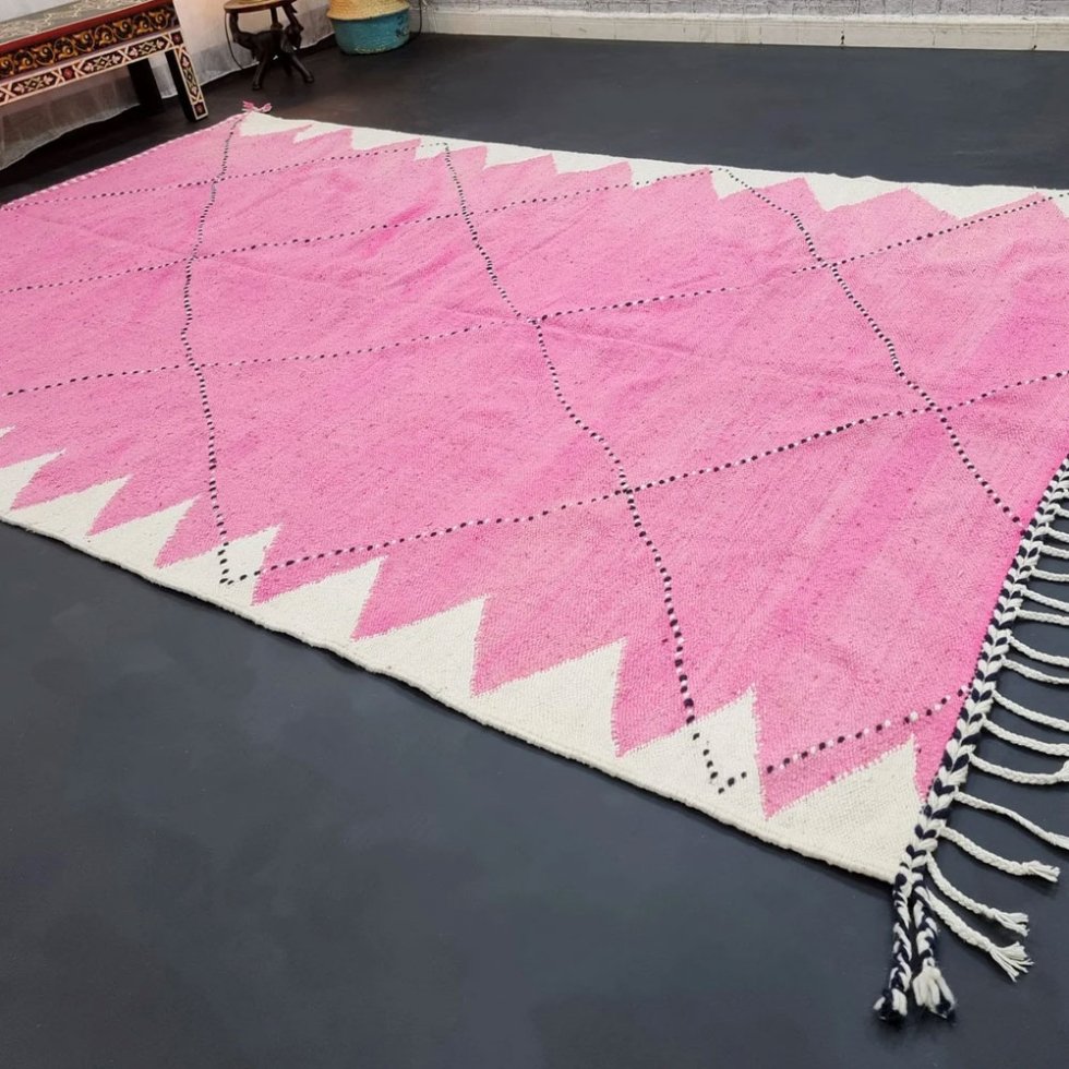 Różowy marokański dywan kilim