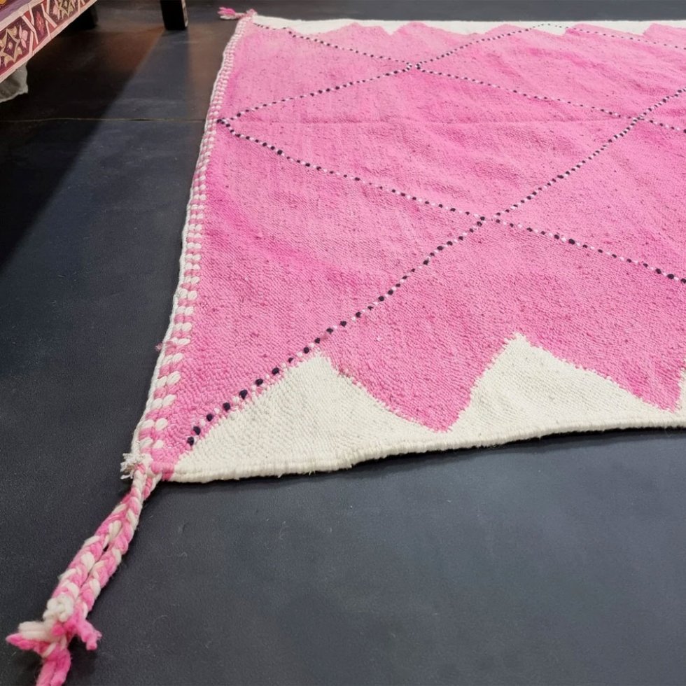 Różowy marokański dywan kilim
