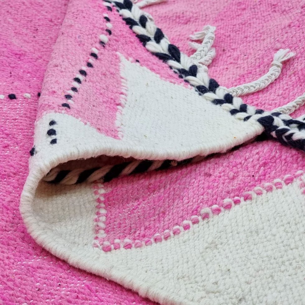 Różowy marokański dywan kilim