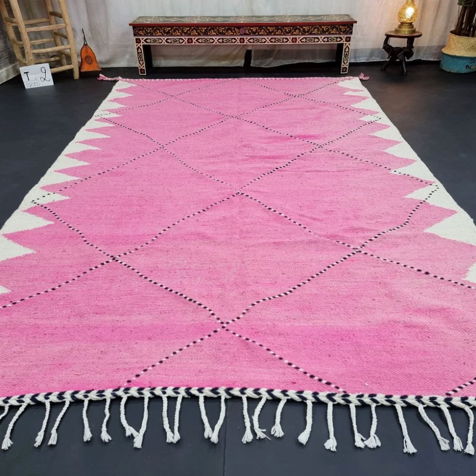 Różowy marokański dywan kilim