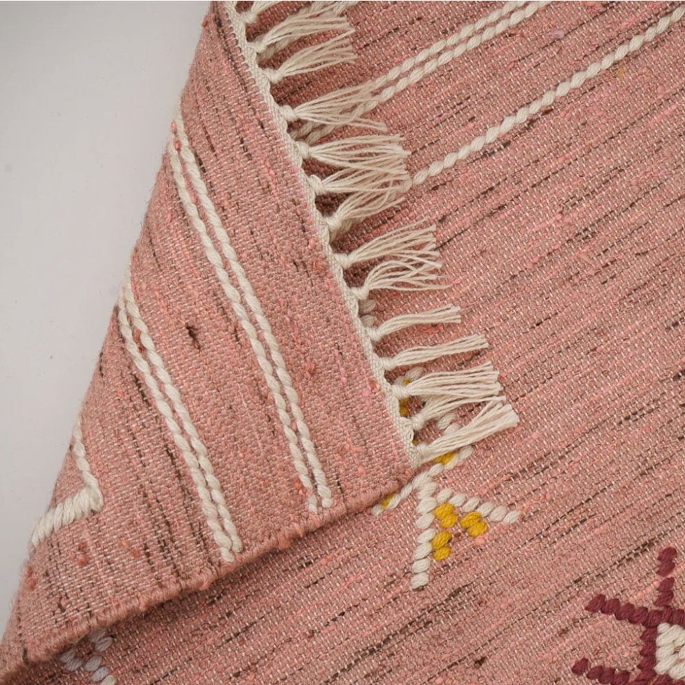 Różowy dywan kilim w etnicznym stylu azteckim