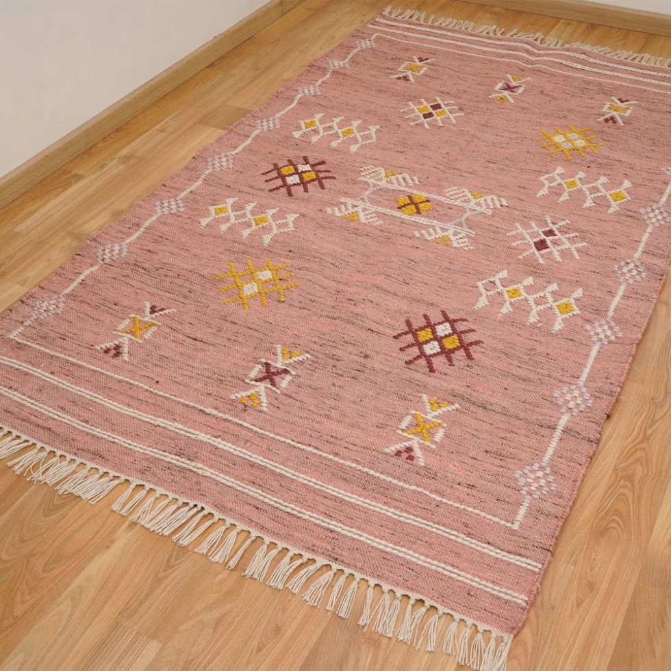 Różowy dywan kilim w etnicznym stylu azteckim