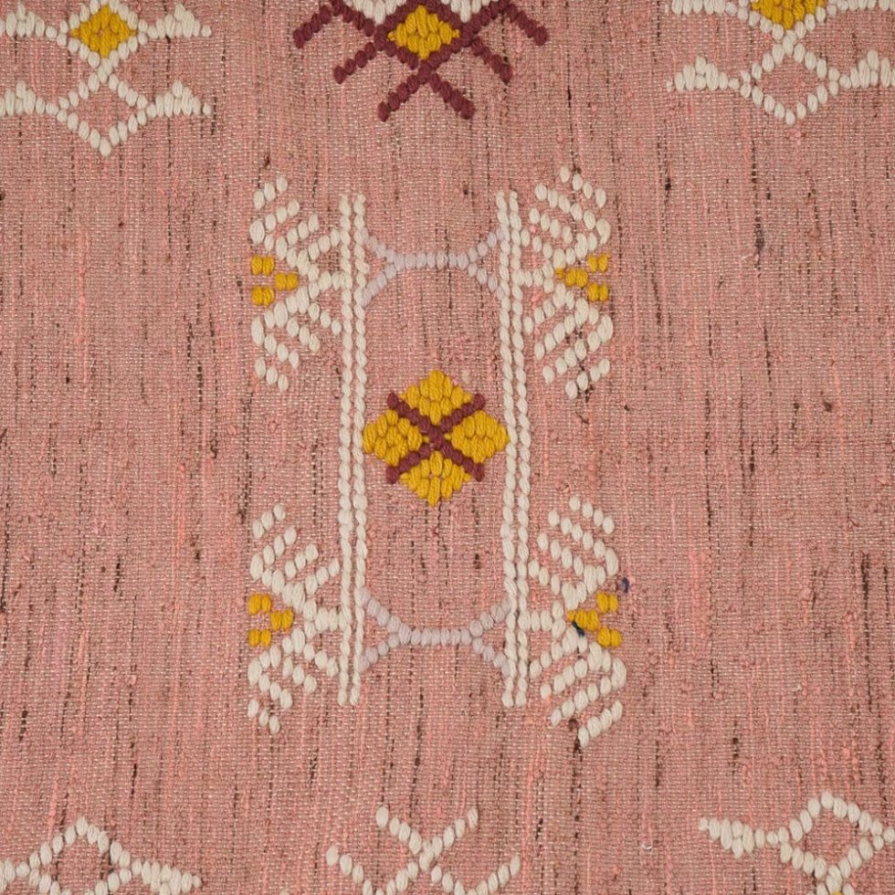 Różowy dywan kilim w etnicznym stylu azteckim
