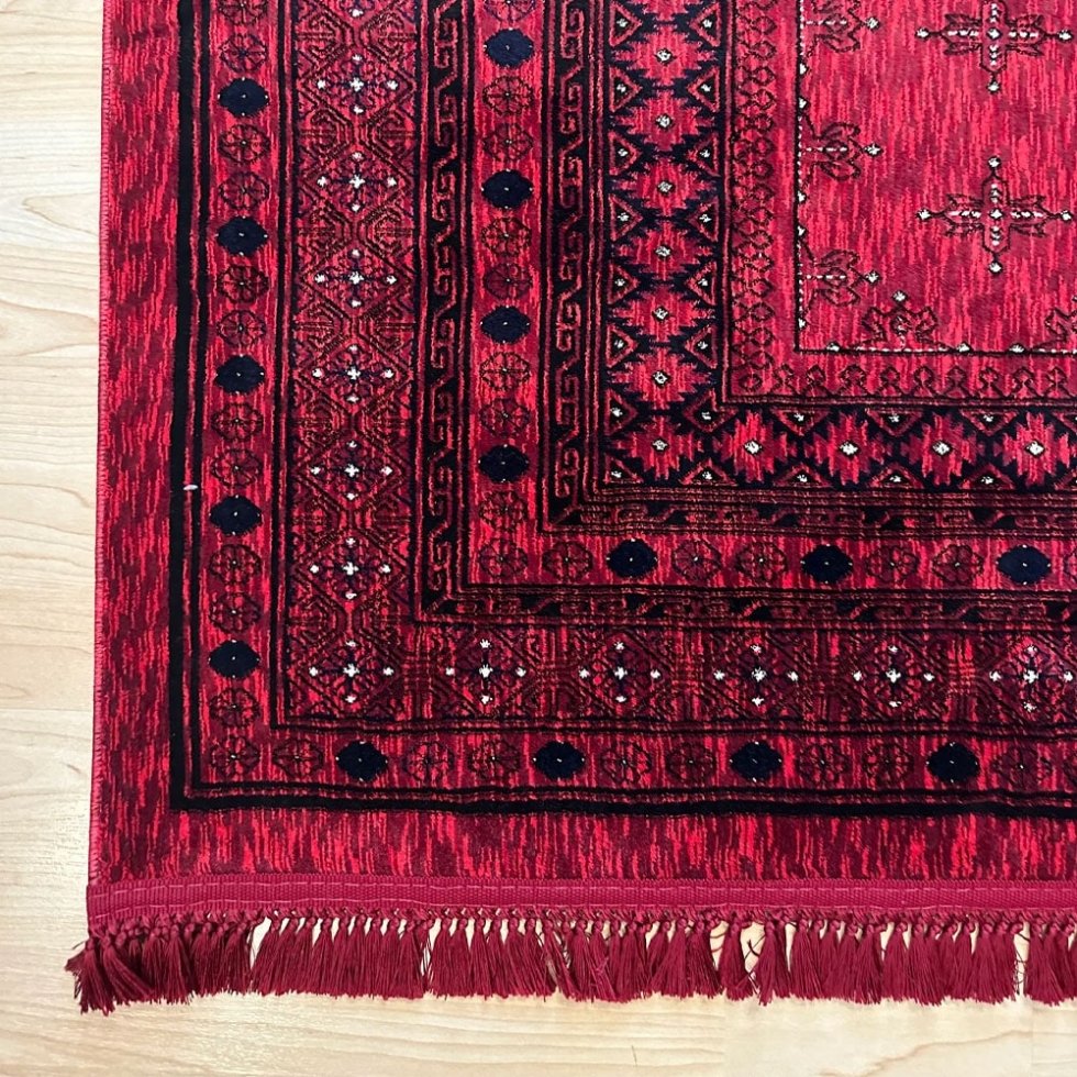 Czerwony dywan z nadrukiem w stylu afgańskim