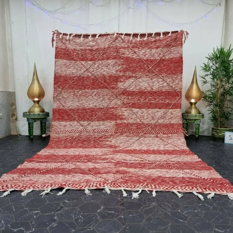 Czerwony i biały berberyjski dywan kilim