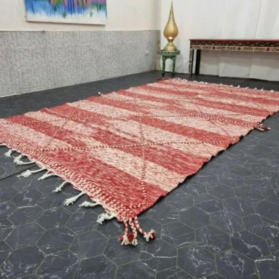 Czerwony i biały berberyjski dywan kilim