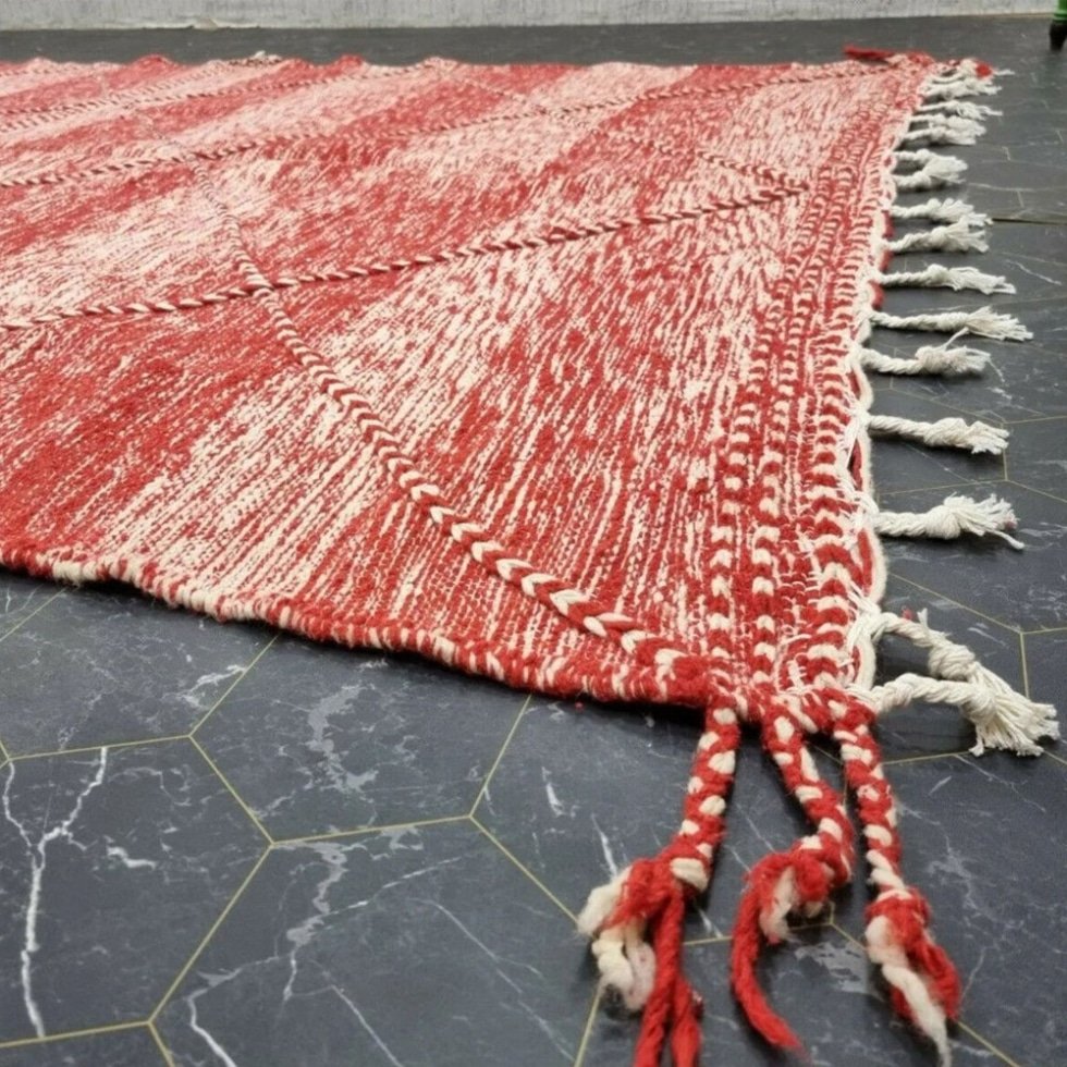 Czerwony i biały berberyjski dywan kilim