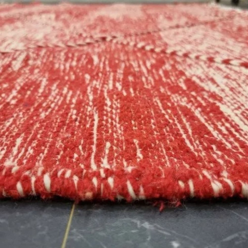 Czerwony i biały berberyjski dywan kilim