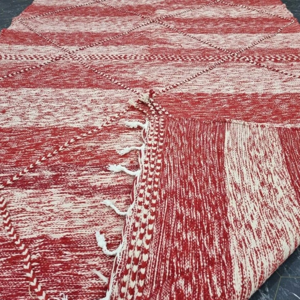 Czerwony i biały berberyjski dywan kilim