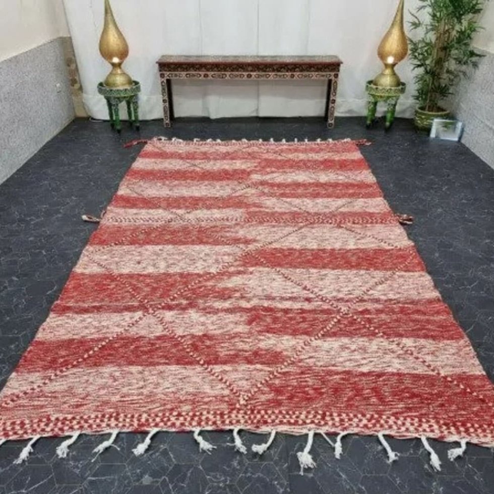 Czerwony i biały berberyjski dywan kilim