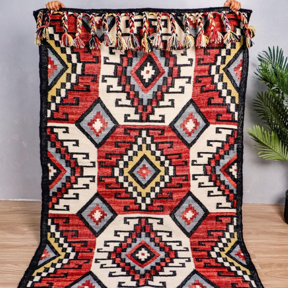Czerwony plemienny dywan kilim