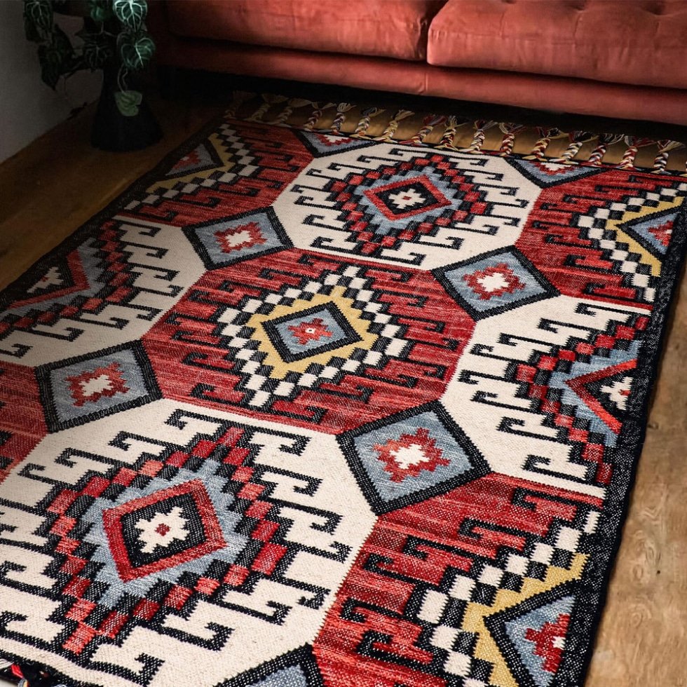 Czerwony plemienny dywan kilim