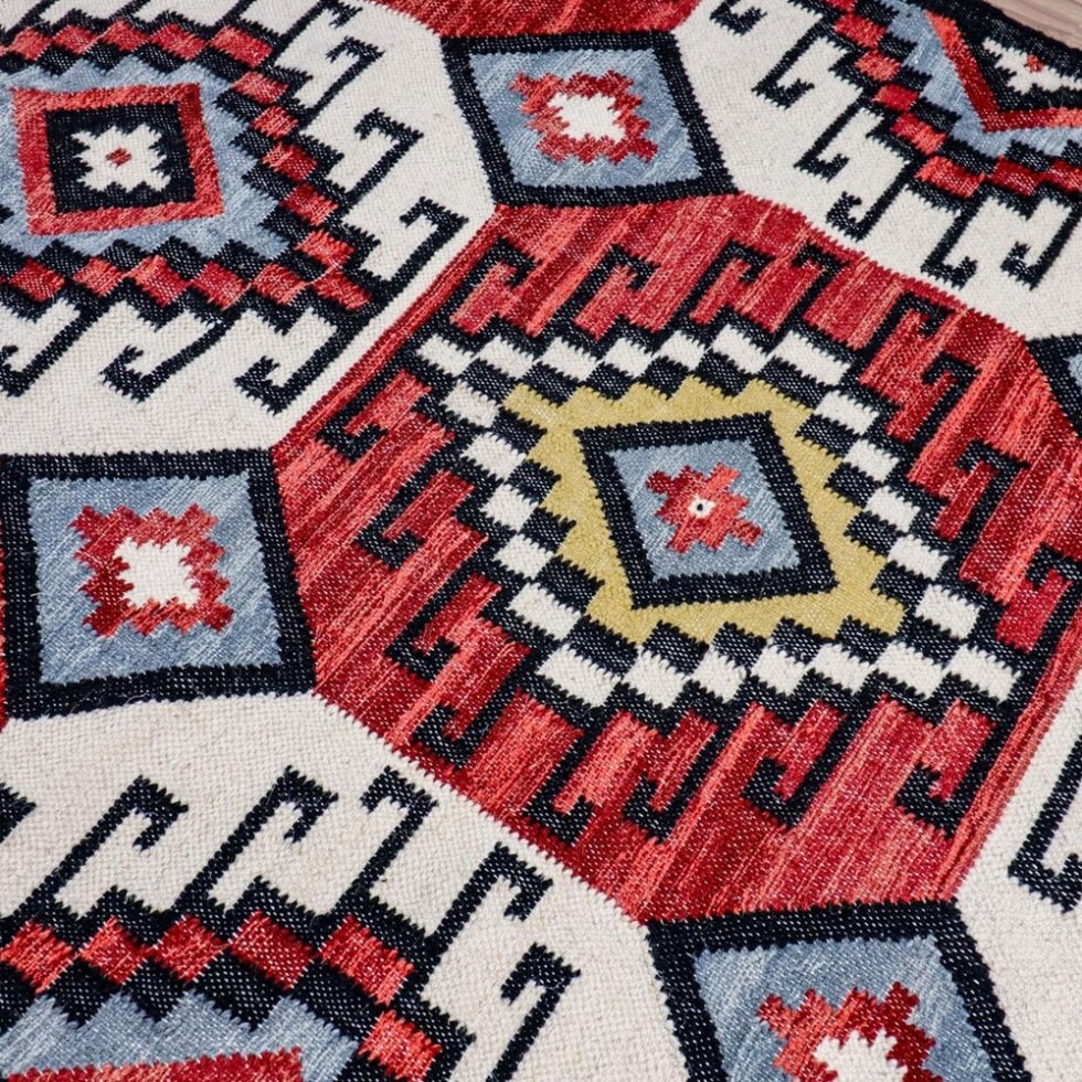 Czerwony plemienny dywan kilim