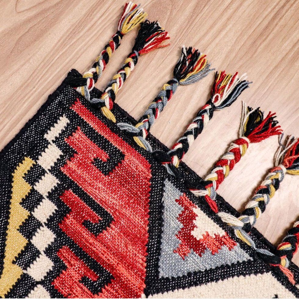 Czerwony plemienny dywan kilim