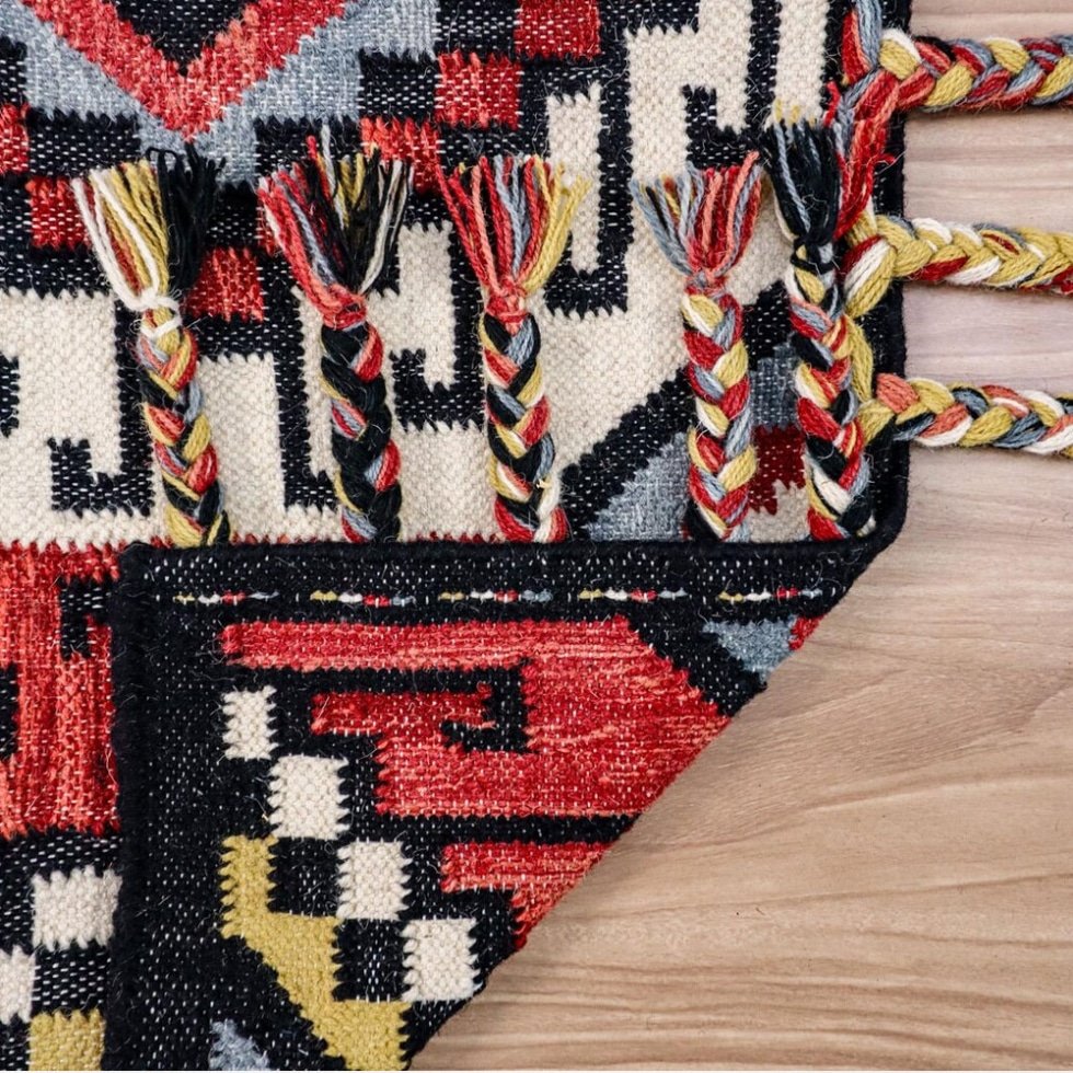 Czerwony plemienny dywan kilim