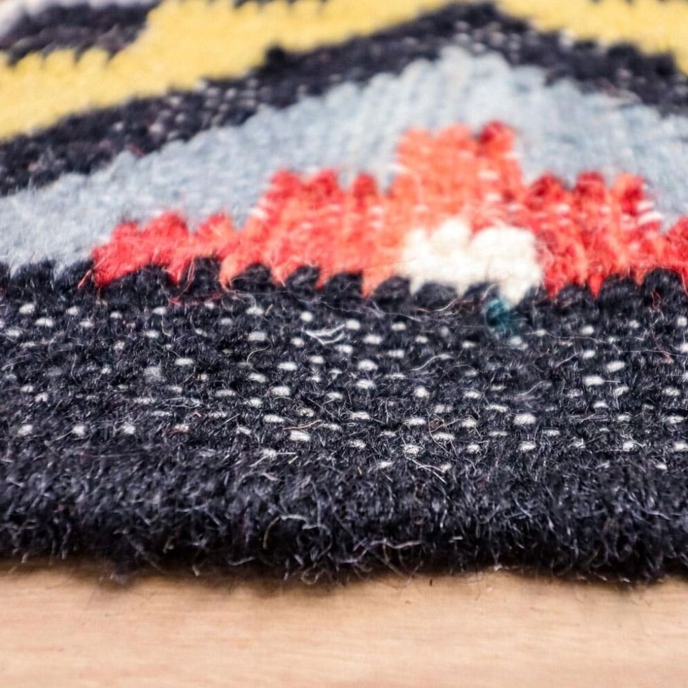 Czerwony plemienny dywan kilim