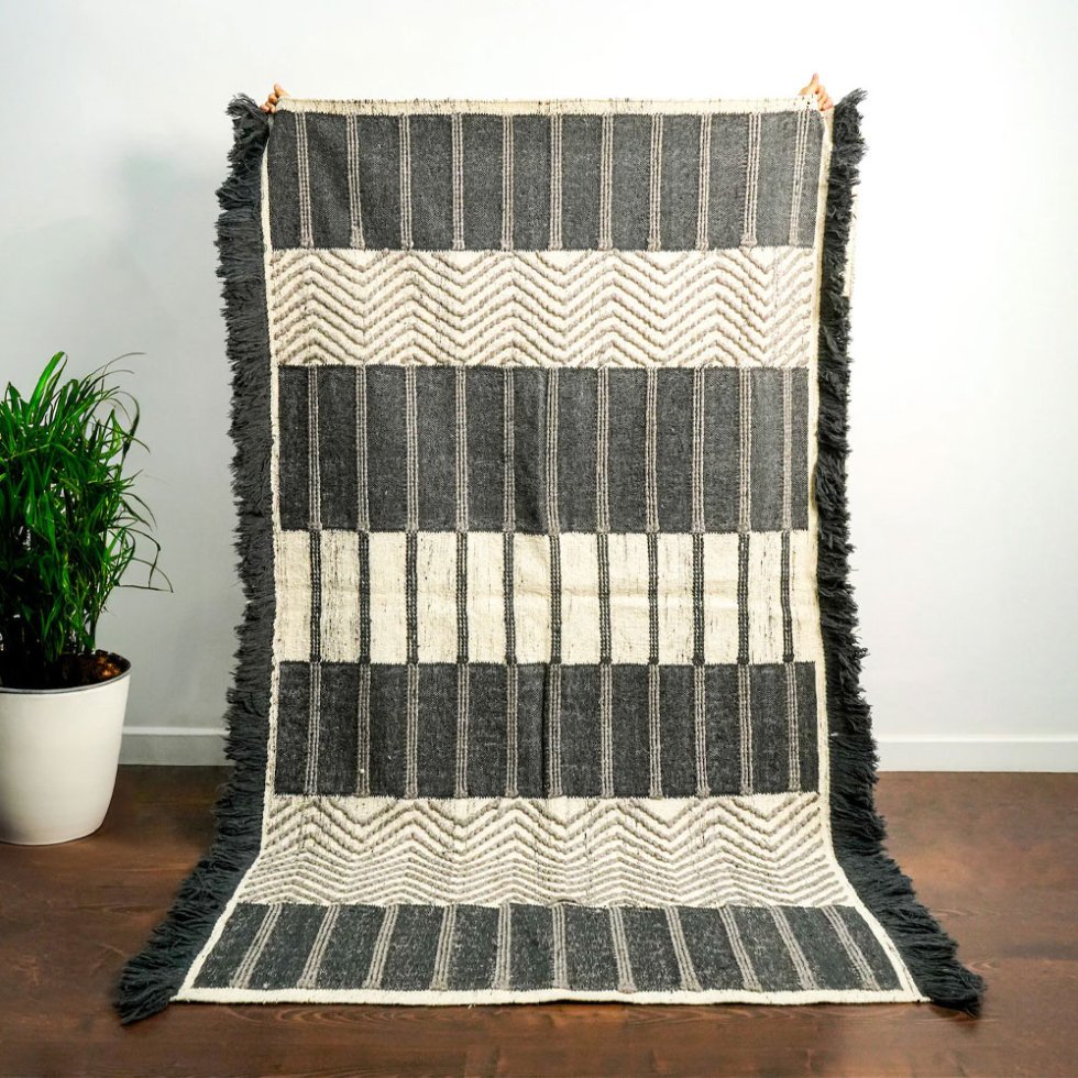 Czarno-biały dywan kilim w stylu skandynawskim