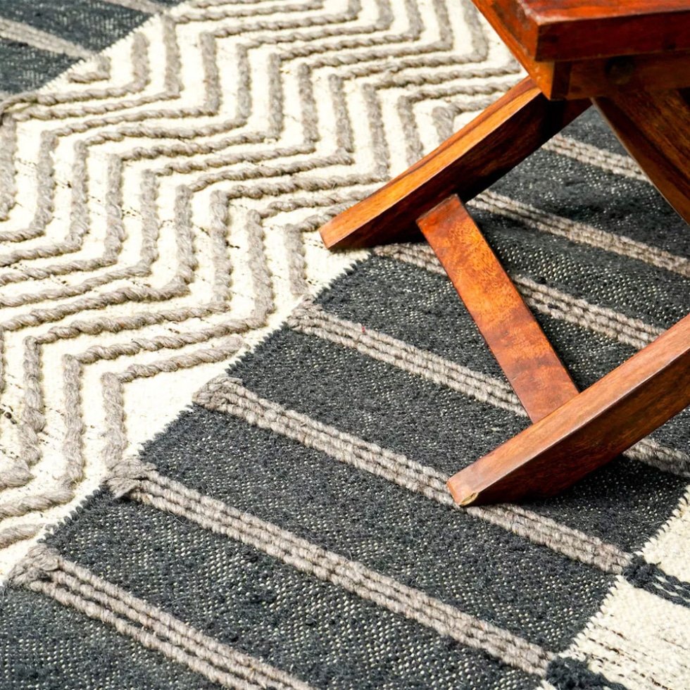 Czarno-biały dywan kilim w stylu skandynawskim