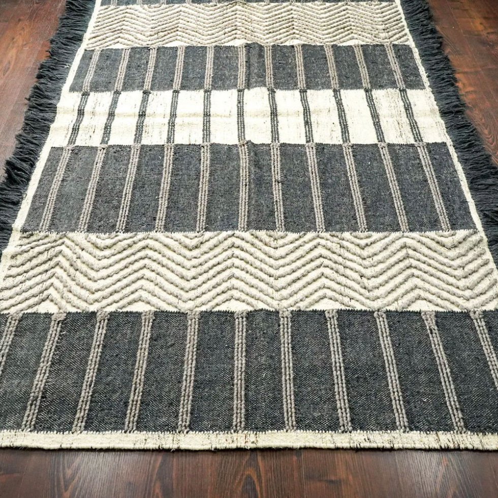 Czarno-biały dywan kilim w stylu skandynawskim