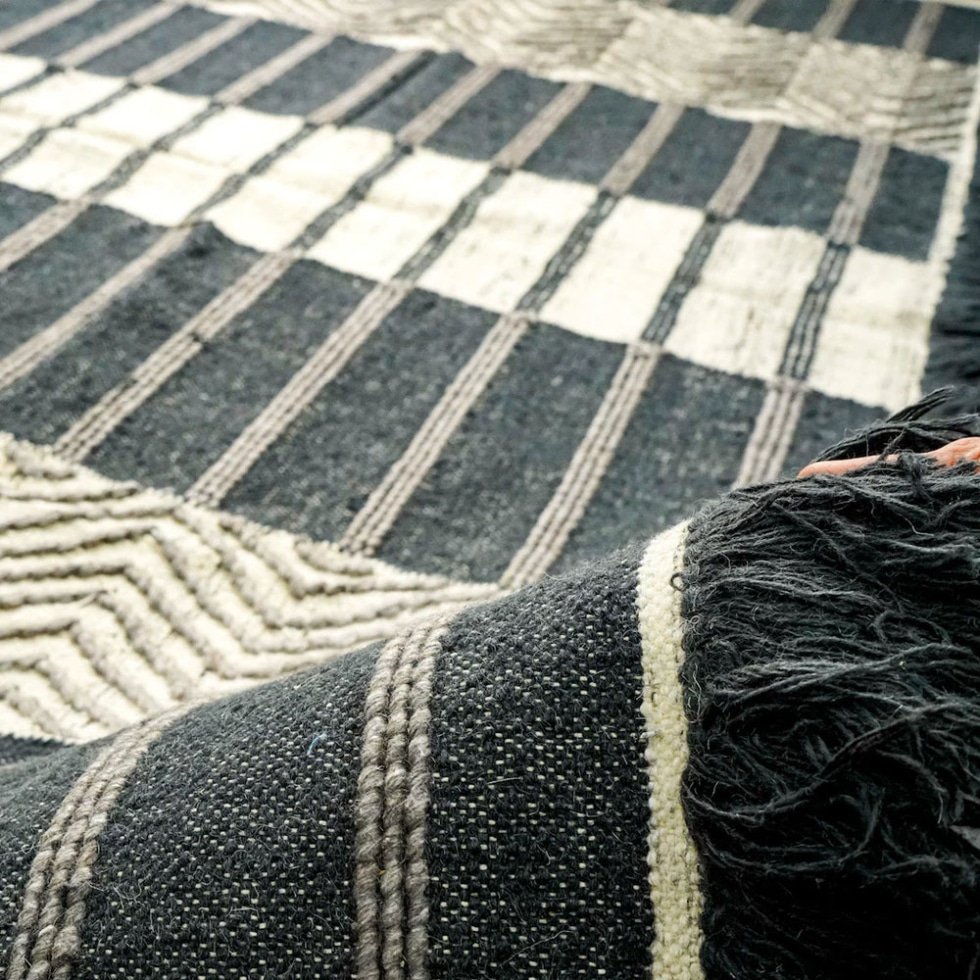 Czarno-biały dywan kilim w stylu skandynawskim