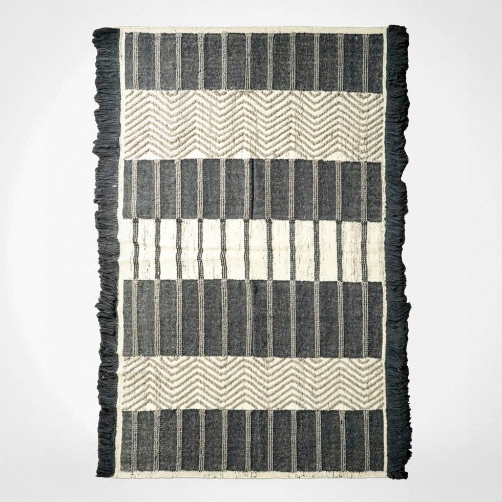Czarno-biały dywan kilim w stylu skandynawskim