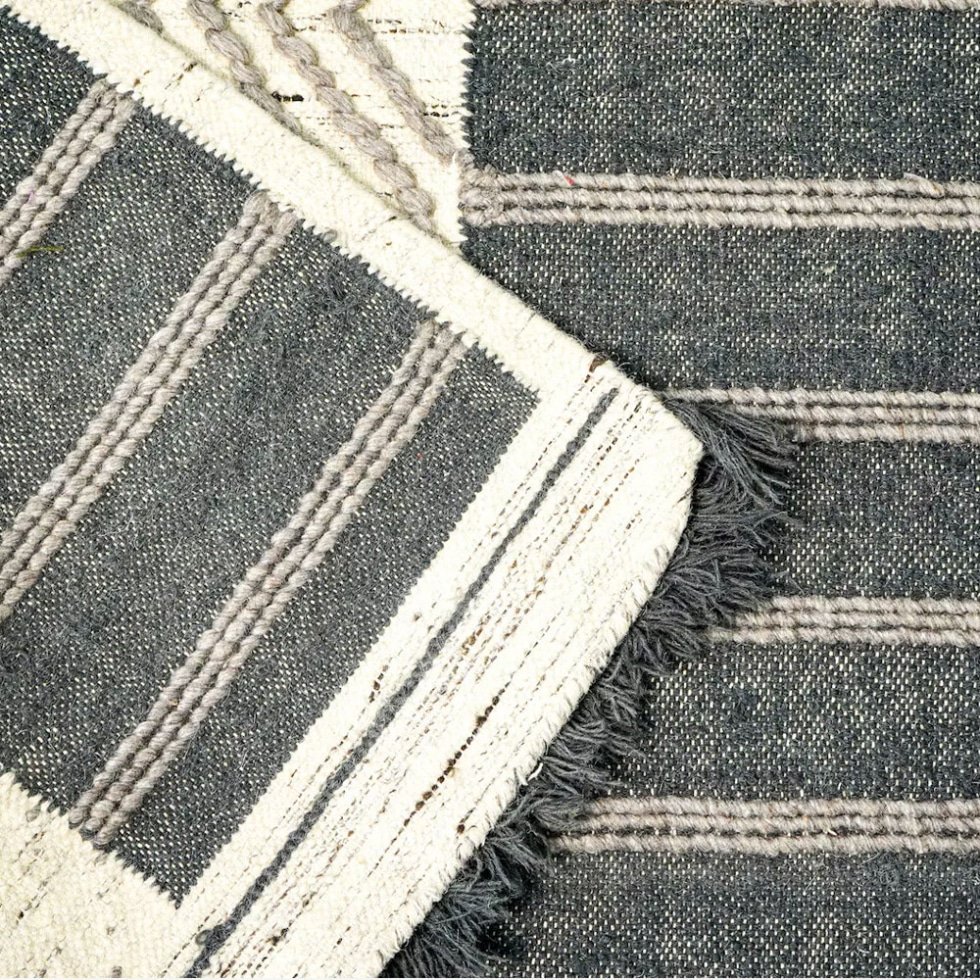 Czarno-biały dywan kilim w stylu skandynawskim