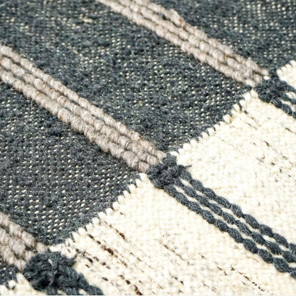 Czarno-biały dywan kilim w stylu skandynawskim