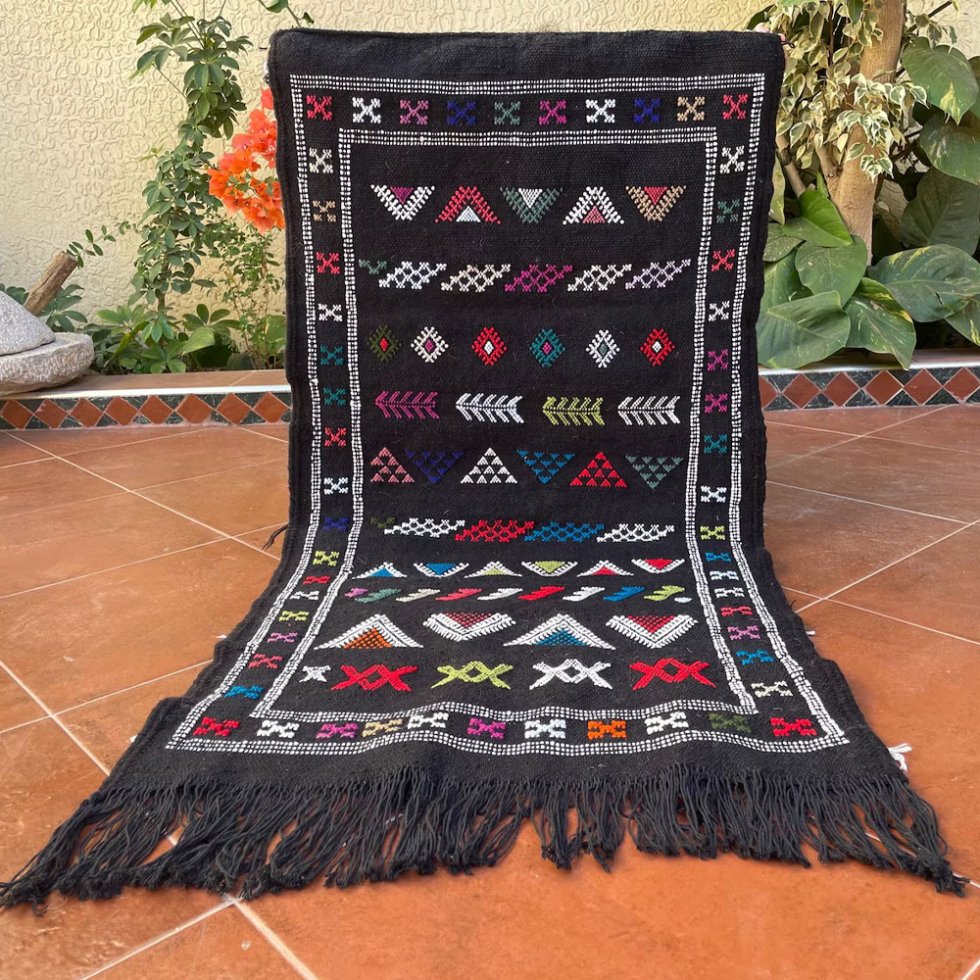 Tradycyjny czarny dywan Akhnif Berber kilim