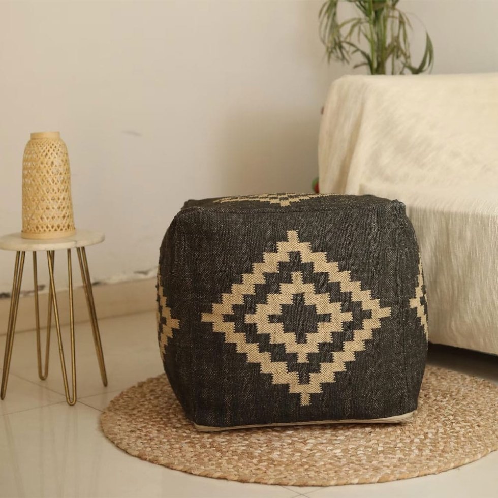Pufa Kilim z czarnym diamentowym wzorem