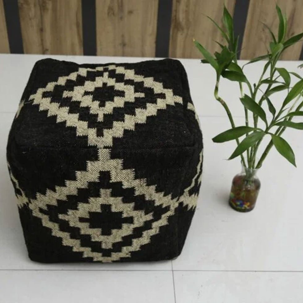 Pufa Kilim z czarnym diamentowym wzorem