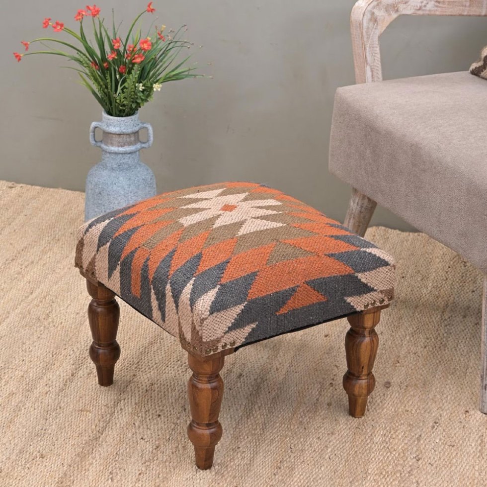 Podnóżek otomana kilim z geometrycznym wzorem