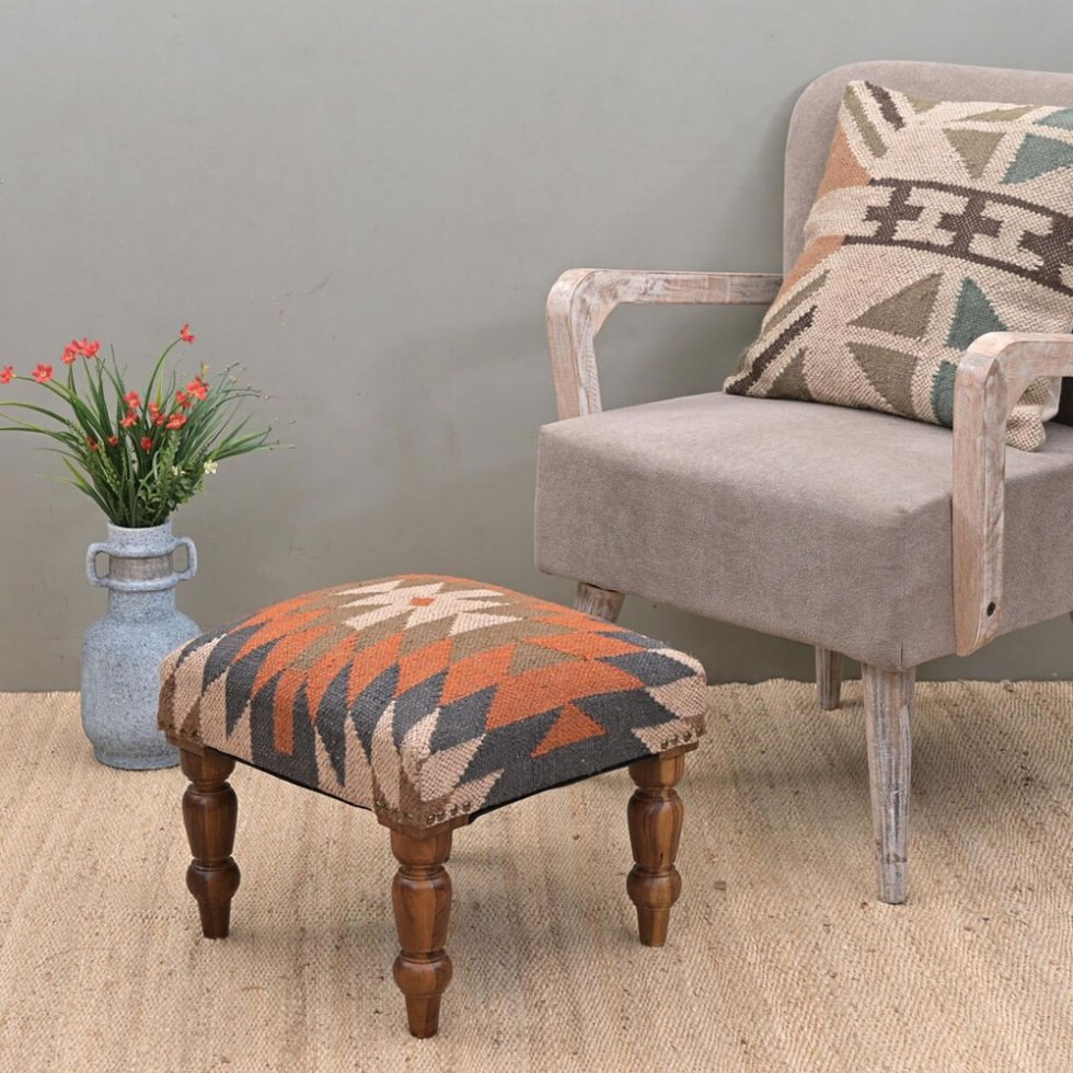 Podnóżek otomana kilim z geometrycznym wzorem