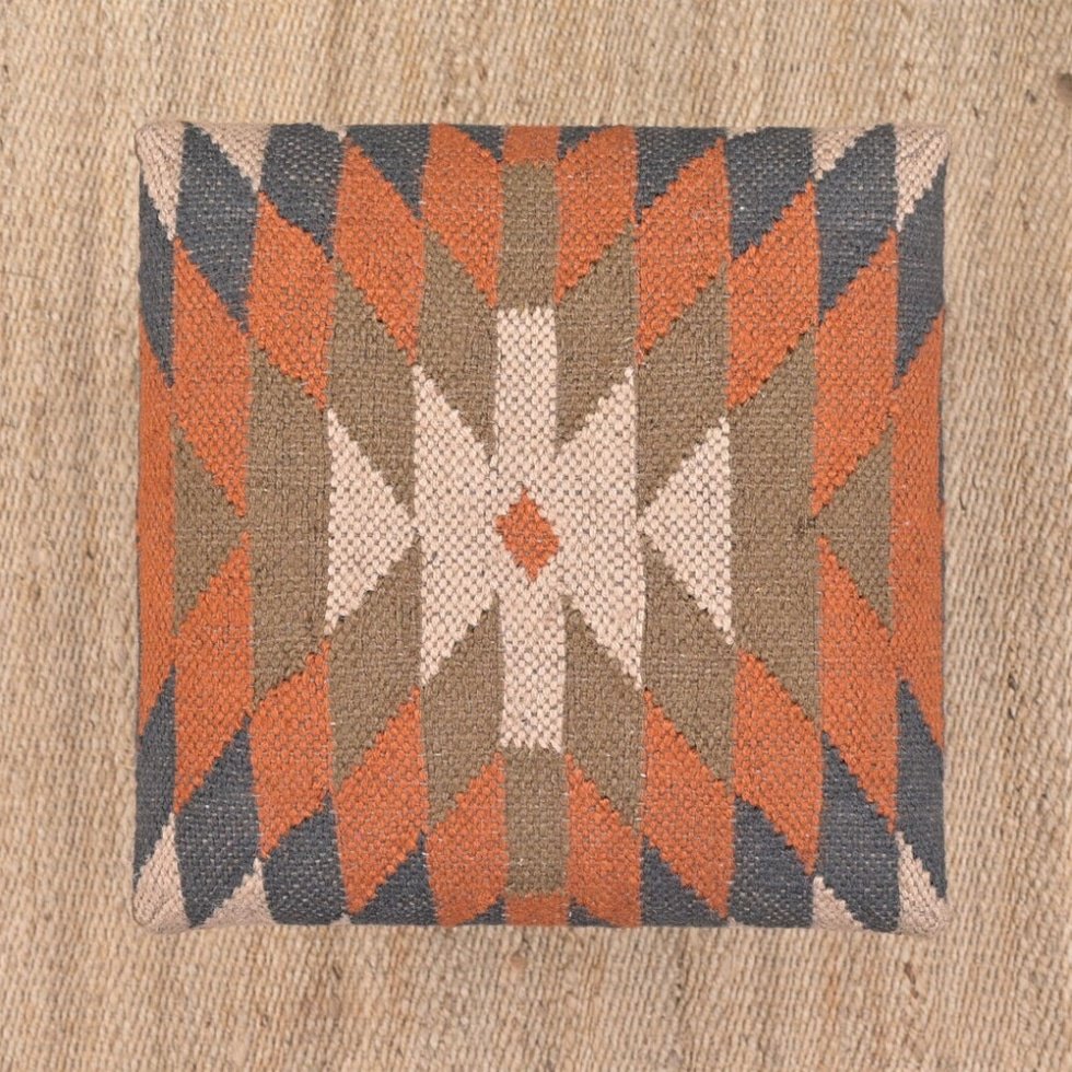 Podnóżek otomana kilim z geometrycznym wzorem