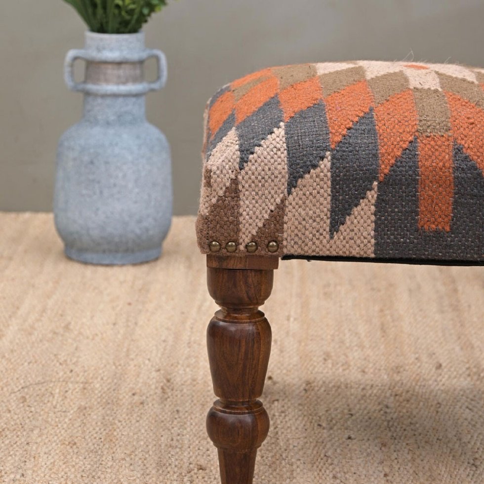 Podnóżek otomana kilim z geometrycznym wzorem