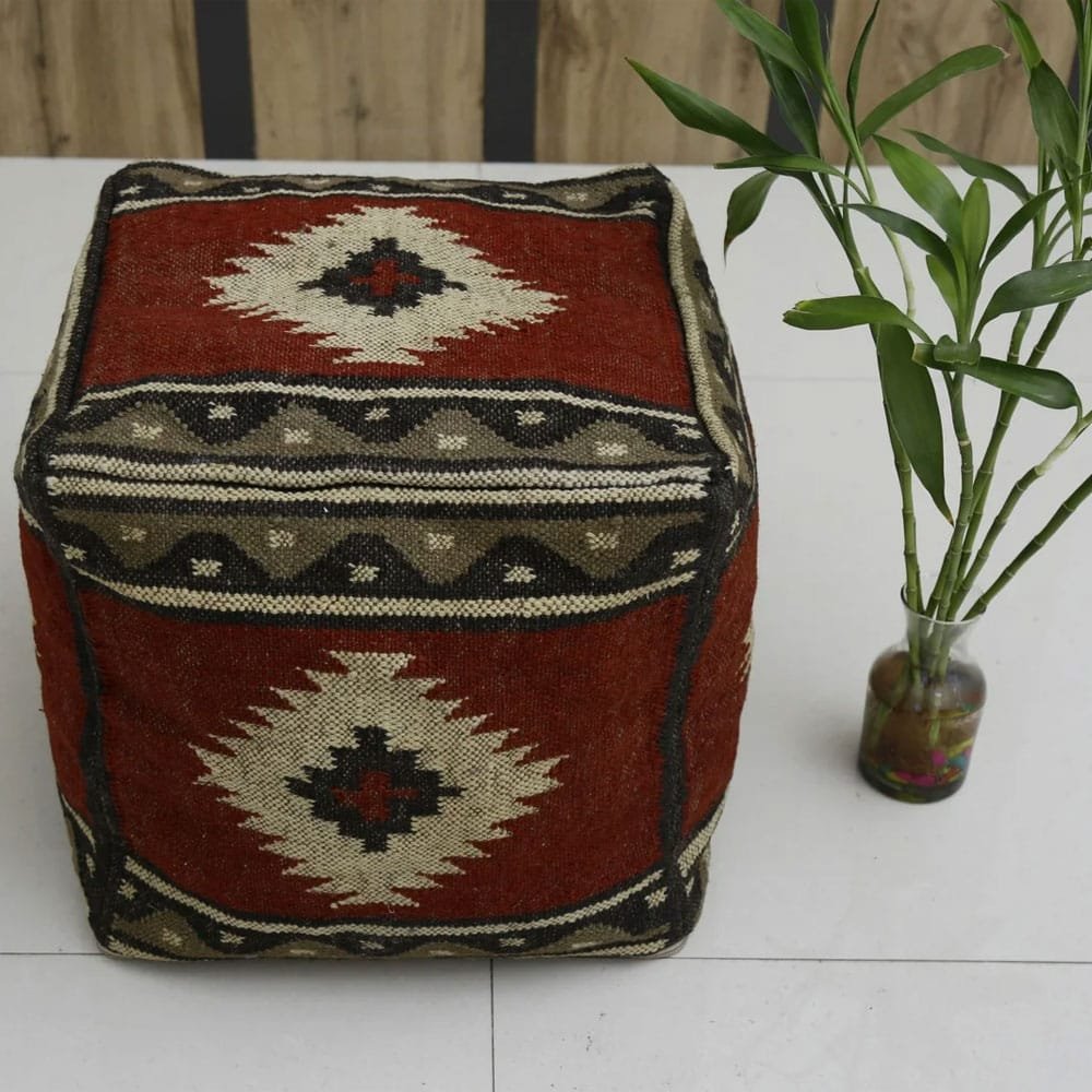 Pufa Kilim z rdzawym wzorem diamentowym Pufa Kilim z rdzawym wzorem diamentowym