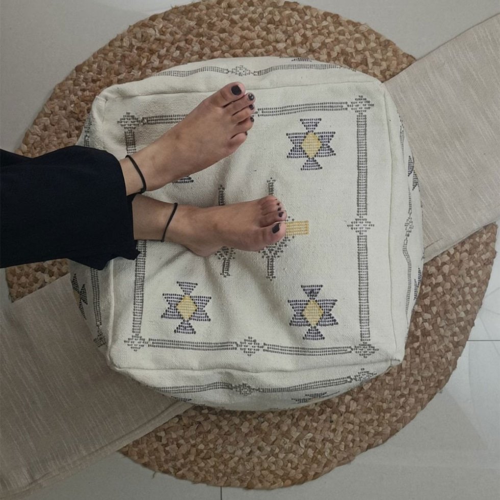 Biała marokańska pufa Kilim