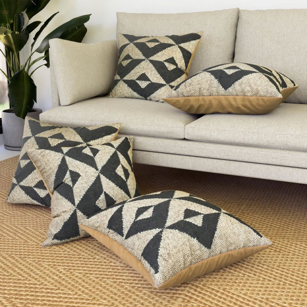 Czarno-białe poduszki kilim
