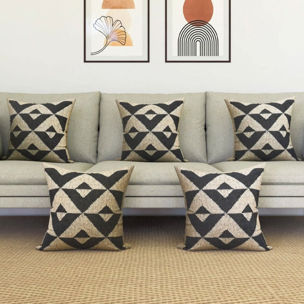 Czarno-białe poduszki kilim