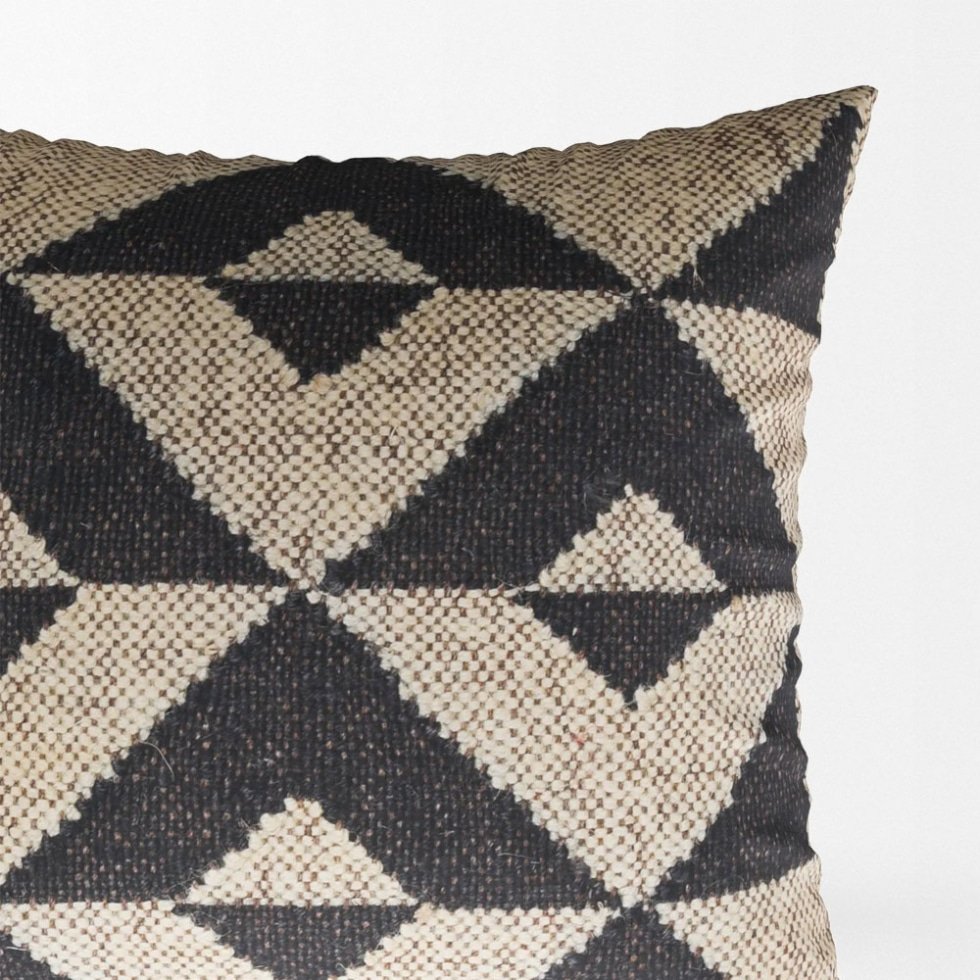 Czarno-białe poduszki kilim