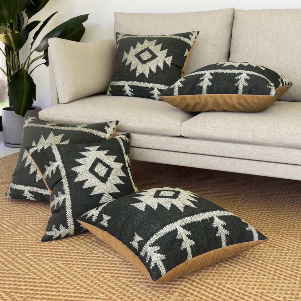 Czarne ozdobne poduszki kilim