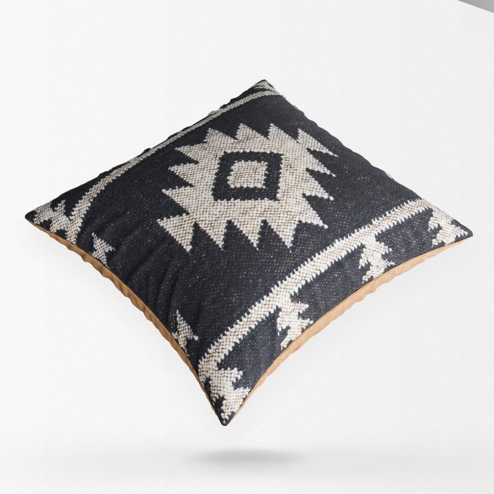 Czarne ozdobne poduszki kilim