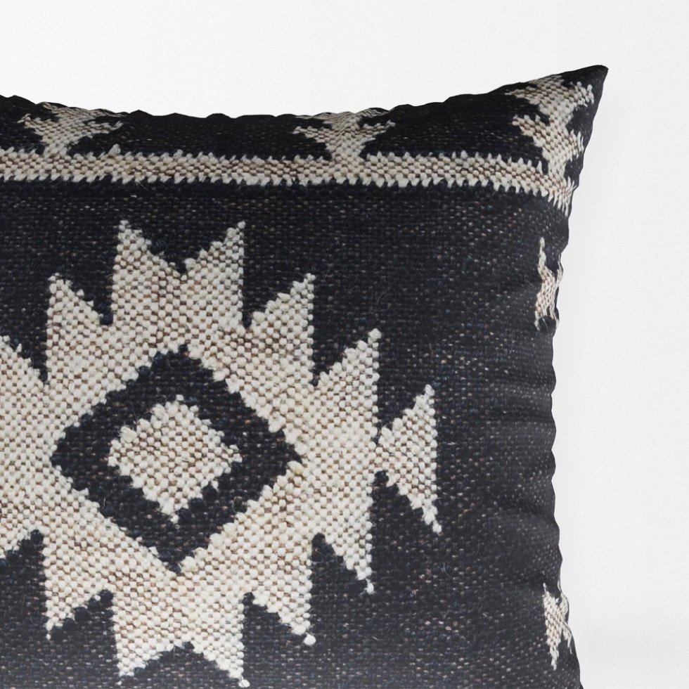 Czarne ozdobne poduszki kilim
