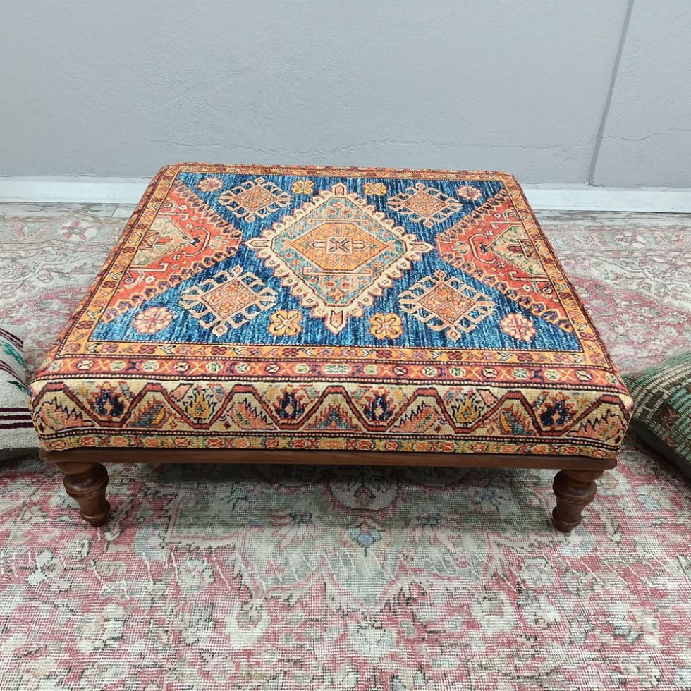 Niebiesko-beżowy turecki stolik kawowy kilim otomana
