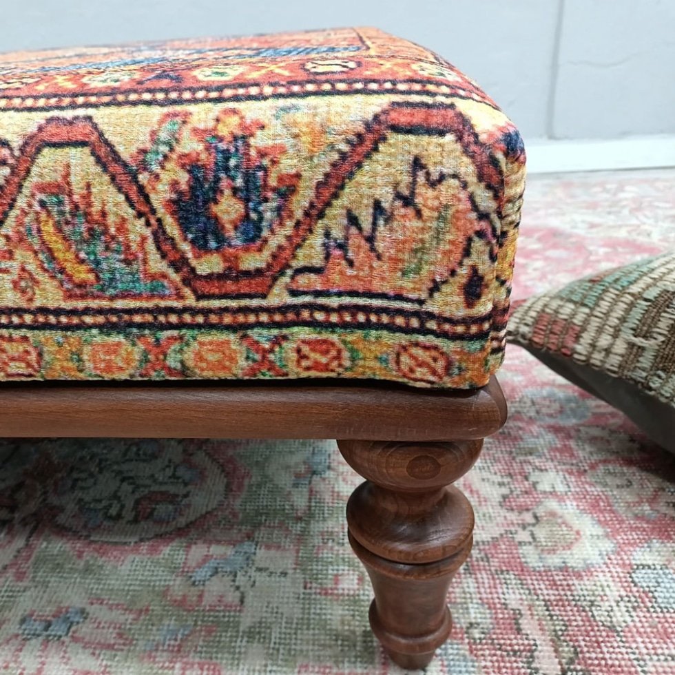 Niebiesko-beżowy turecki stolik kawowy kilim otomana