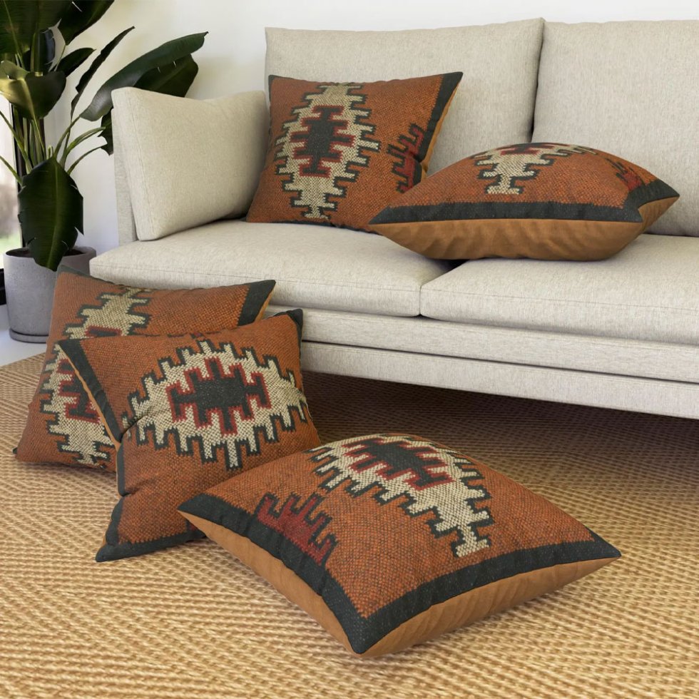 Brązowe ozdobne poduszki kilim