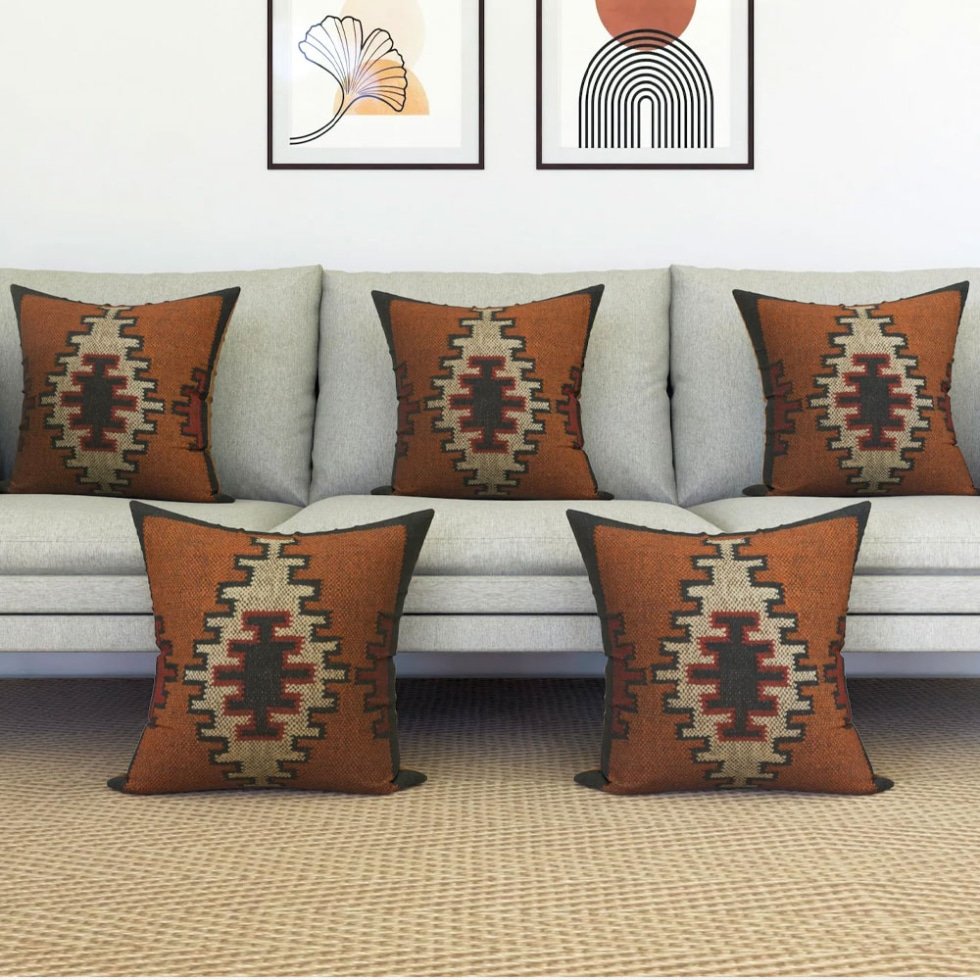 Brązowe ozdobne poduszki kilim