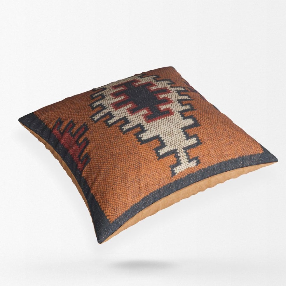 Brązowe ozdobne poduszki kilim