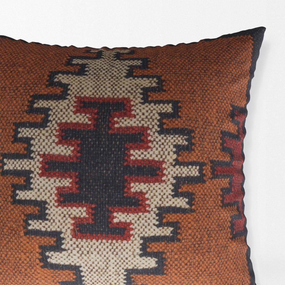 Brązowe ozdobne poduszki kilim